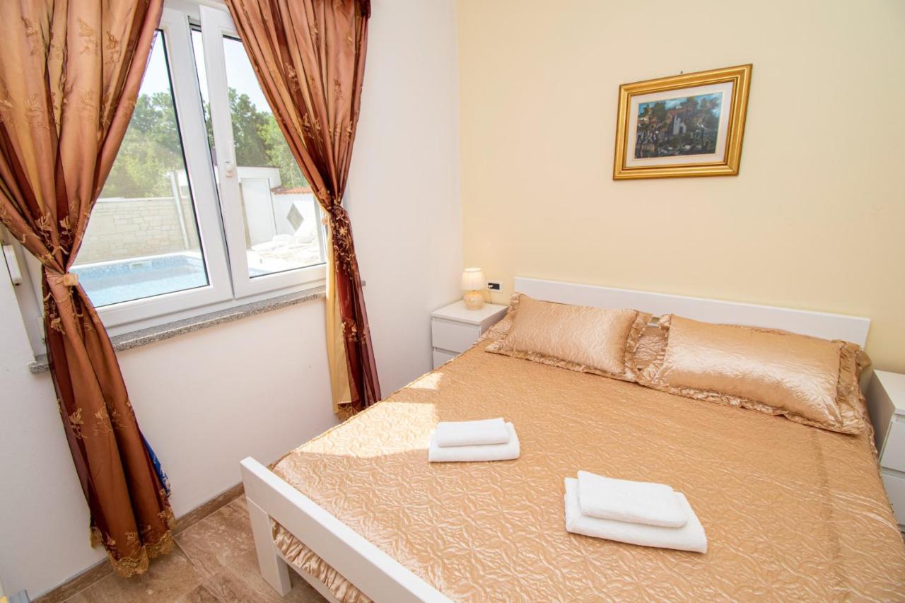 Apartments With Pool In Pula,Croatia Екстериор снимка