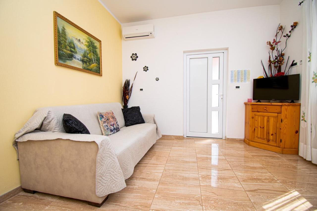 Apartments With Pool In Pula,Croatia Екстериор снимка