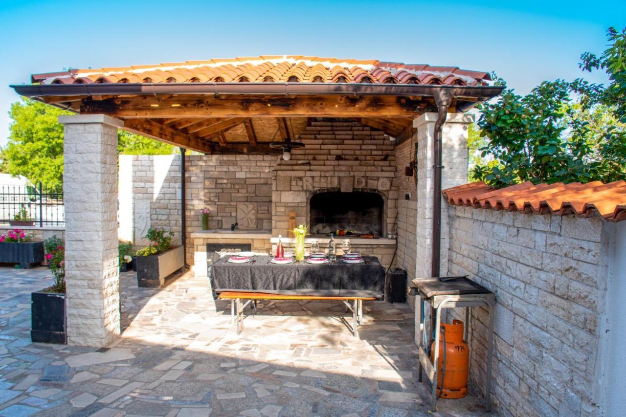 Apartments With Pool In Pula,Croatia Екстериор снимка